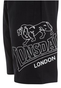 Shorts en coton noir avec un logo de lion blanc et le texte "Lonsdale London" en gras, design graphique. Coupe classique avec poches latérales.