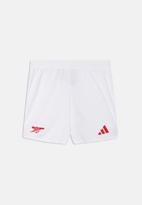 Weiße Sportshorts aus leichtem Material mit einem roten Arsenal-Logo auf der linken Seite und einem roten Adidas-Logo auf der rechten Seite.