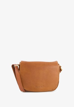 Kožená crossbody taška v šampaňské barvě s zakřiveným klopou, zlatou kovovou sponou a odnímatelným popruhem. Na přední straně se nachází vtlačené logo.