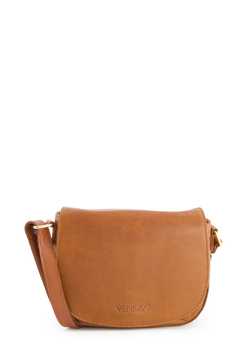 Brun læder crossbody taske med en buet klap, hardware i guld tone og en aftagelig rem. Har et debossed logo på forsiden.