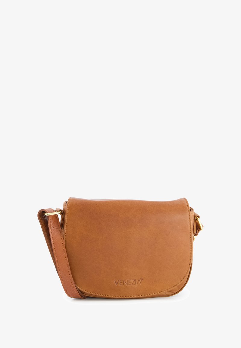 Brun læder crossbody taske med en buet klap, hardware i guld tone og en aftagelig rem. Har et debossed logo på forsiden.