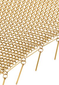 Złota metalowa tkanina z chainmail z połączonymi pierścieniami i wydłużonymi pętlami. Posiada zwisające pręty do mocowania lub wsparcia. Teksturowana powierzchnia.