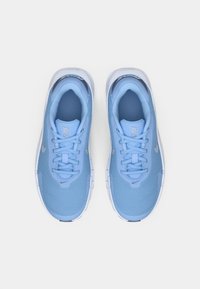 Niebieskie buty sportowe z cholewką z siateczki, o okrągłych noskach, zapinane na sznurowadła, z białą podeszwą. Po bokach subtelne srebrne logo.