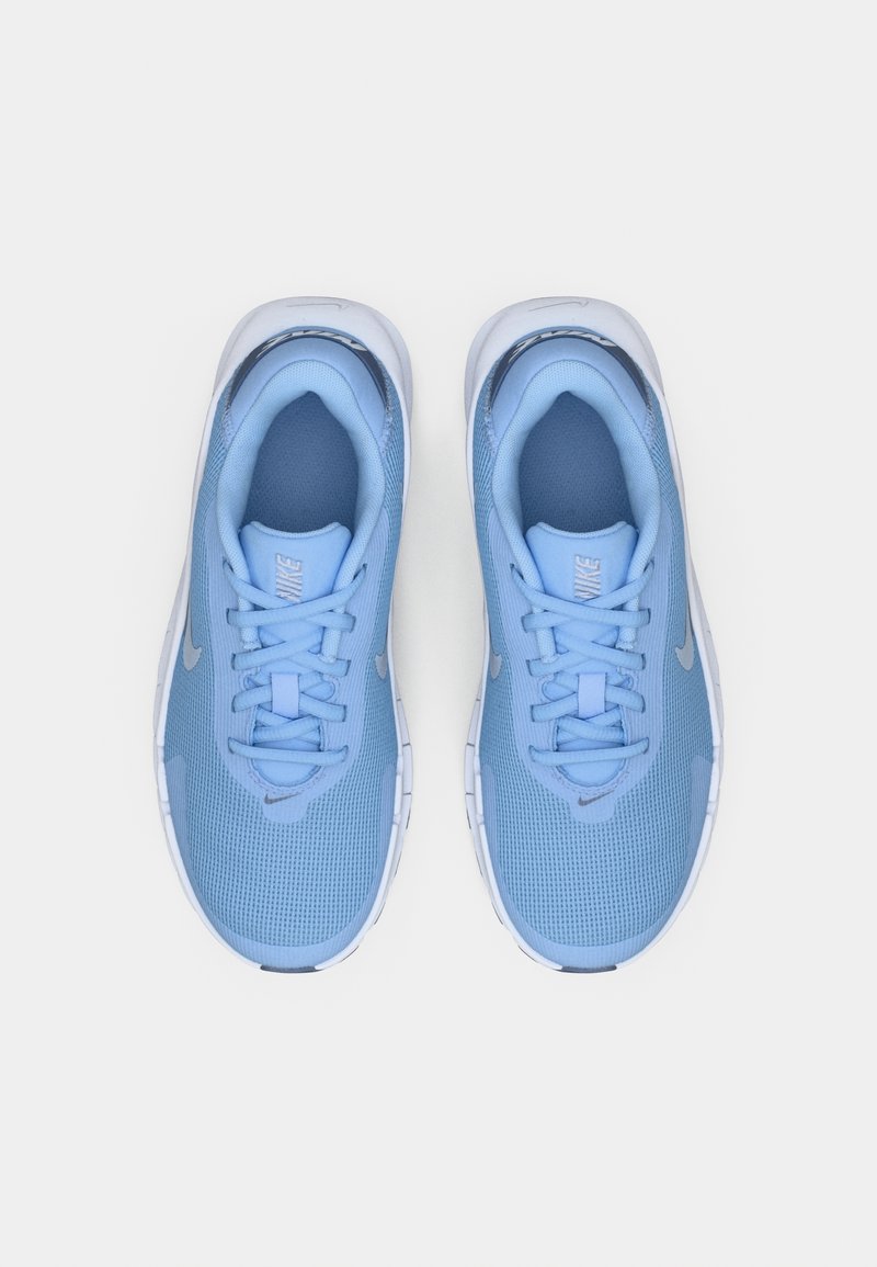 Zapatillas deportivas azules con parte superior de malla, punta redonda, cierre de cordones y suela blanca. Presentan un sutil logo plateado en los lados.