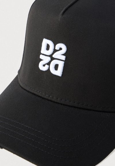 Șapcă de baseball neagră cu un design structurat, având un logo "D2" brodat alb în față. Material texturat și cozoroc curbat.