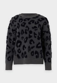 Maglione grigio in morbido tessuto con stampa leopardata nera, scollatura rotonda e polsini e orlo a coste. I patch testurizzati aggiungono dimensione.