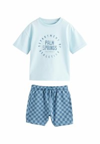 Lyseblå bomulds t-shirt med "Palm Springs" grafik. Blå ternede shorts med elastisk talje og snoretræk for justerbar pasform.