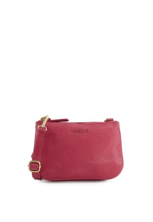 Malá červená kožená crossbody taška s nastavitelným popruhem a zlatou přezkou, značená "Venezia" uprostřed vpředu.