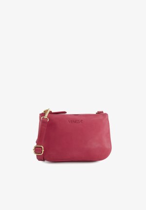 Malá červená kožená crossbody taška s nastavitelným popruhem a zlatou přezkou, značená "Venezia" uprostřed vpředu.