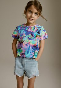 Next FRAYED EDGE DISTRESSED - REGULAR FIT - Farkkushortsit - mid blue rainbow