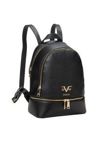 Zwarte leren rugzak met gouden hardware, gestructureerd oppervlak, gebogen vorm en een voorzak met rits. Logo gedrukt op de voorkant.