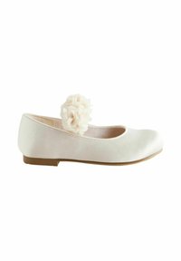 Chaussure de ballet plate en satin blanc doux avec un bout arrondi. Présente un accent floral texturé sur la bride. Semelle en caoutchouc brun clair.