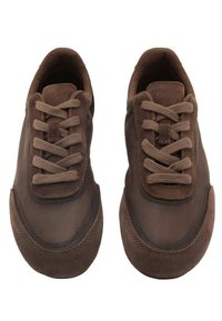 Sneakers marroni con tomaia in tessuto liscio e dettagli in suede, con lacci rotondi e design della punta arrotondata. Motivo testurizzato sulla suola.