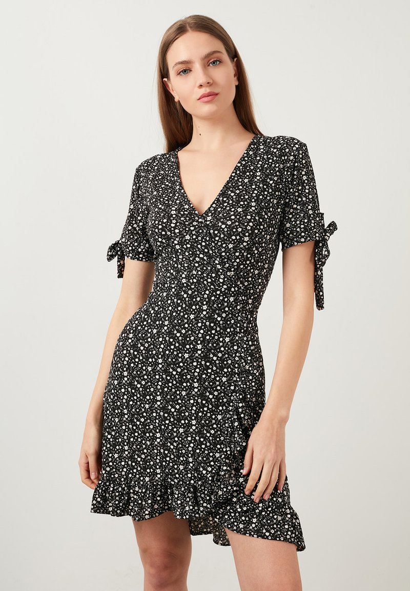 LELA FLORAL V NECK RUFFLE DETAIL MINI  - Freizeitkleid - black