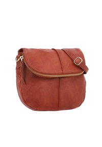 Borsa a tracolla rossa in pelle con una forma arrotondata, chiusura a patta, dettagli in oro della cerniera e tracolla regolabile. La texture appare liscia.