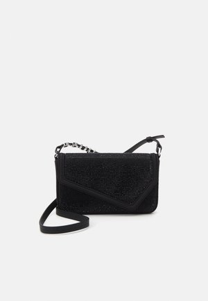 Bolso bandolera rectangular negro con parte delantera texturizada, solapa tipo sobre y correa ajustable fina con detalle de cadena plateada.