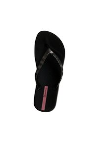 Infradito neri con suola testurizzata e fascia nera lucida, caratterizzati da un'etichetta rettangolare rosa con il testo "Ipanema".