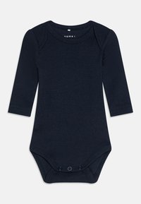 Tamsiai mėlynas ilgomis rankovėmis bodis iš gofruotos medžiagos, su apvaliu kaklu, užsegimu apačioje spaudėmis ir prigludusiomis rankovėmis.