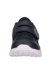 Marineblaue Sneaker mit Obermaterial aus Mesh-Gewebe und synthetischen Überzügen, ausgestattet mit zwei Klettverschlussriemen und einer weißen Gummisohle. Roter Logoakzent an der Seite.