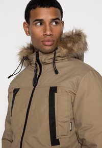 Jack & Jones JJROCKET - Parca - elmwood