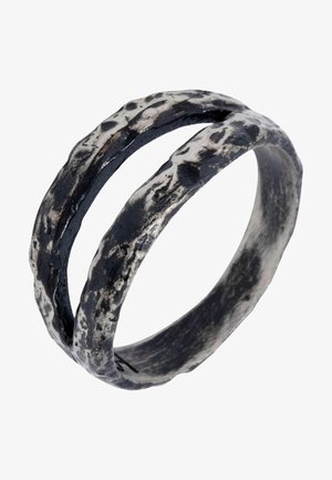 Metallist ring, milleeritud tume viimistlus ja siledad aktsendid, millel on jagatud disain kahest omavahel põimunud ribast.