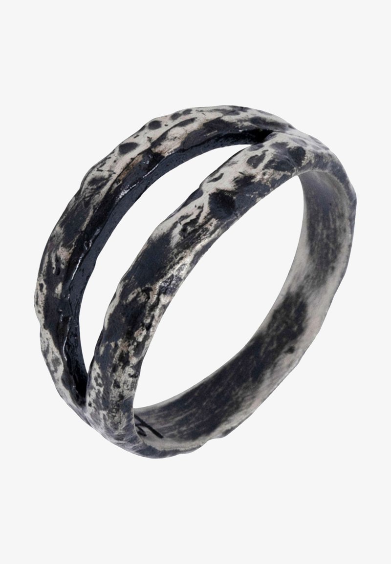 Fém gyűrű texturált, sötét felülettel és sima kiemelésekkel, amelynek felosztott formája két összefonódó szalagot mutat.
