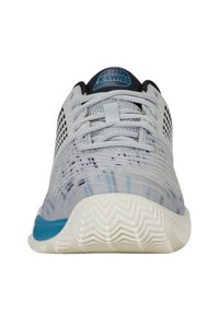 Svijetlosivi atletski tenisice s mrežastim detaljima, plavim akcentima i strukturiranim bijelim đonom. Imaju vezivanje na vezice i logo na jeziku.