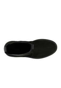 Stivale alla caviglia in suede nero con pannelli laterali elastici e punta tonda. L'interno è caratterizzato da una morbida fodera; suola in gomma piatta per aderenza e flessibilità.