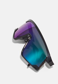 Ochelari de soare sport cu un cadru negru și o lentilă supradimensionată, care prezintă un gradient de la violet la albastru. Design ușor, cu margini curbate.