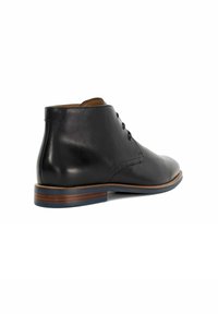 Bottine en cuir noir avec une finition lisse, bout arrondi et lacets ; présente un talon en bois empilé et une semelle bleu contrastée.
