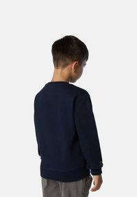 Sweatshirt navy girocollo, in misto cotone, con polsini e orlo a costine, caratterizzato da un dettaglio testuale sulla manica, texture liscia, vestibilità casual.