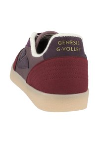 Scarpa da ginnastica in suede bordeaux e viola con un colletto bianco, logo dorato "Genesis G-Volley" sul tallone e suola in gomma beige texturata.