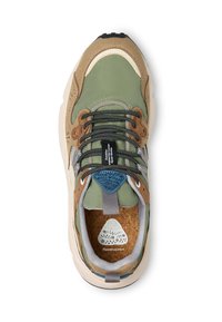 Sneaker verde e marrone con un upper testurizzato, lacci neri, un accento blu e una soletta in sughero. Presenta una suola bianca e una linguetta decorata.