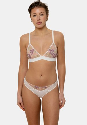 Ensemble de lingerie comprenant un bralette en dentelle florale transparente avec des accents rose clair et violet, accompagné de culottes brésiliennes assorties avec un bord festonné.