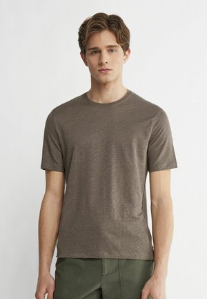Braunes Kurzarm-T-Shirt mit rundem Halsausschnitt. Hergestellt aus einem weichen, strukturierten Material. Slim Fit mit einem klassischen, klaren Design.
