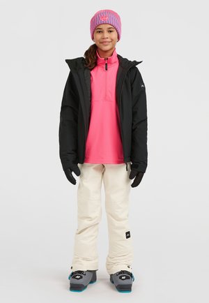 Chaqueta exterior negra, camiseta de manga larga rosa brillante, pantalones de nieve color crema, guantes negros y un gorro de punto a rayas rosa y azul. Botas de nieve incluidas.