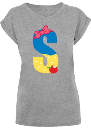 Szara koszulka z krótkim rękawem z dużą kolorową literą "S", która ma niebieską górną część, żółtą dolną część, ró�żową kokardkę oraz grafikę czerwonego jabłka.