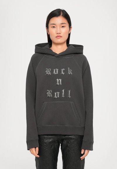 Sweatshirt à capuche gris avec "Rock n Roll" imprimé en police argentée métallisée. Équipé d'une poche kangourou et de poignets côtelés. Coupe décontractée.