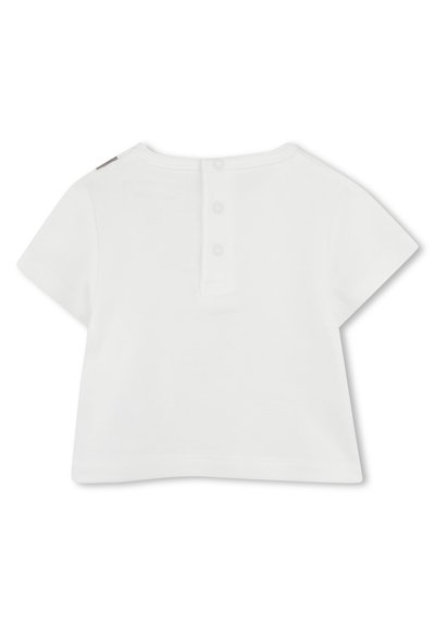 Haut blanc à manches courtes avec un col rond et un pli dans le dos comportant trois boutons. Tissu doux avec une texture lisse.