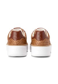Braune gewebte Textur im oberen Teil mit glatten braunen Lederakzenten; weiße Sohle mit "Cole Haan"-Branding an der Ferse.
