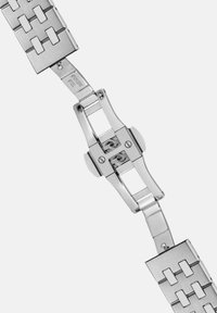 Bracelet de montre en acier inoxydable au design à maillons, avec une finition polie et un fermoir à la surface métallique lisse.