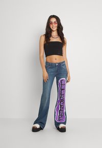Jaded London LOW RISE BABY GIRL GRAFFITI PRINT - Calças de ganga bootcut - multi