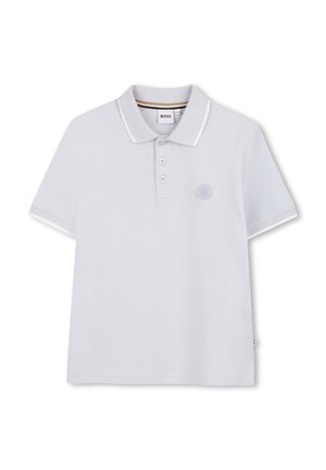 Witte poloshirt gemaakt van glad katoenen stof. Voorzien van een drieknoopssluiting, contrasterende kraag en een klein geborduurd logo op de borst.