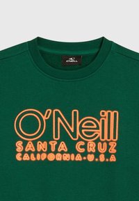 Zelená mikina s okrúhlym výstrihom a oranžovým tučným písmom, ktoré znie "O'Neill SANTA CRUZ CALIFORNIA-U.S.A." Hladká textúra látky.
