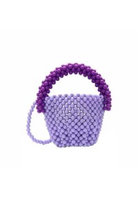Borsa a forma di sfera viola con manico arrotondato, caratterizzata da un mix di perle viola chiare e scure, che creano un design strutturato e testurizzato.