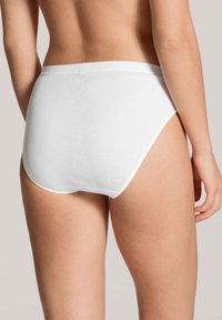 Weiße Baumwollslip mit hohem Bund und vollem Schutz. Glatte Textur, minimale Nähte und ein klassisches Design.