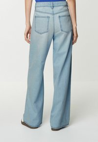 Next WIDE  PETITE  - Laisvo kirpimo džinsai - bleach wash