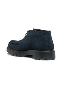 Stivale chukka in suede blu navy con punta arrotondata, suola in gomma nera e design con lacci; presenta cuciture visibili e tomaia testurizzata.