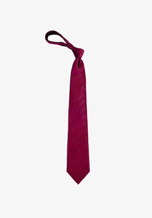 Tumma punainen solmio valmiilla solmulla ja hienovaraisella kalanruotokuvioinnilla, esitettynä valkoista taustaa vasten.