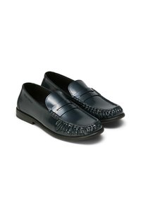 Marineblauwe loafers met een glanzende afwerking, textuurstiksel langs de randen en een platte rubberen zool. Bevat een klassiek penny-slotontwerp.